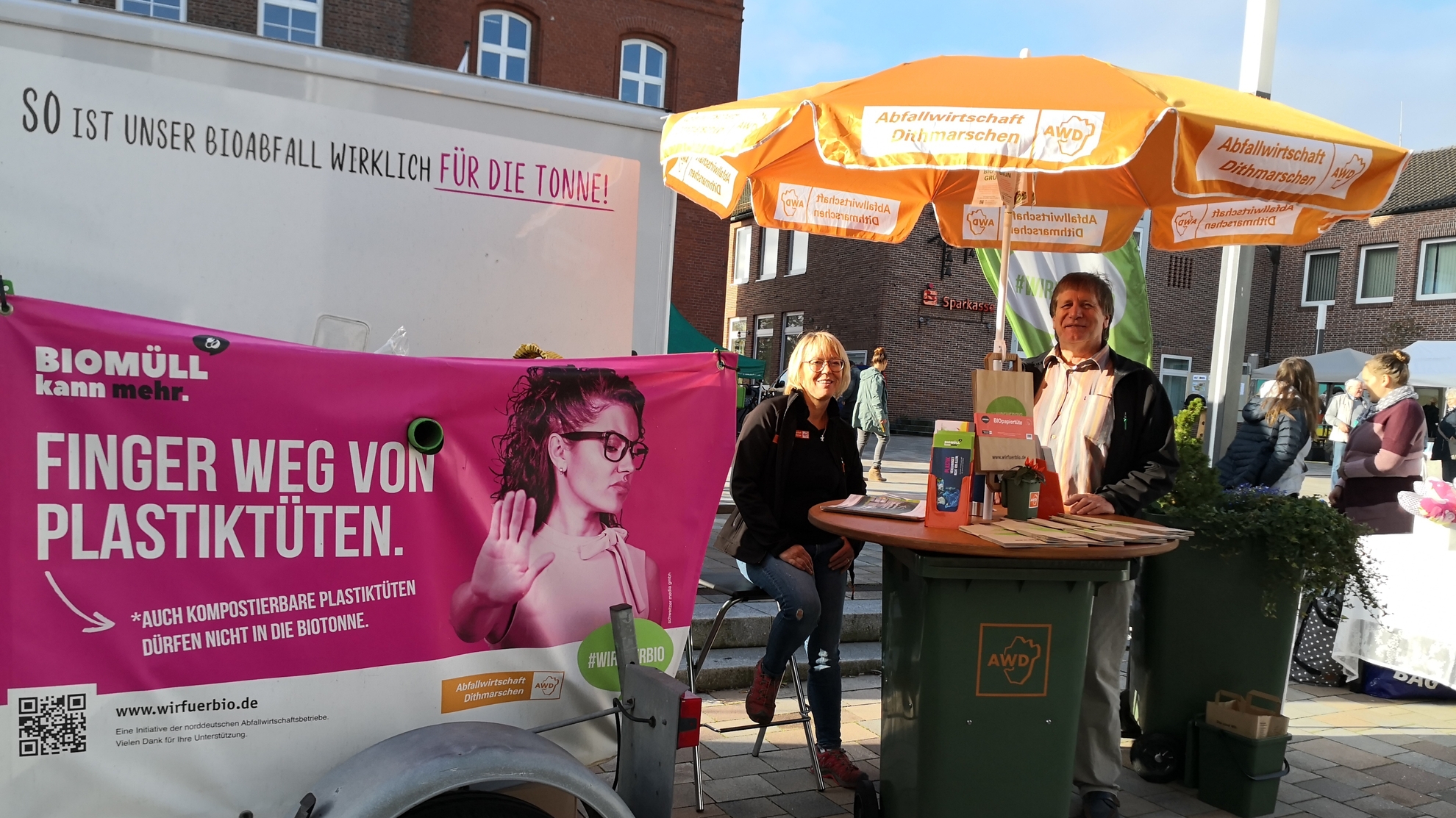 AWD-Stand mit Banner "Finger weg von Plastiktüten.".