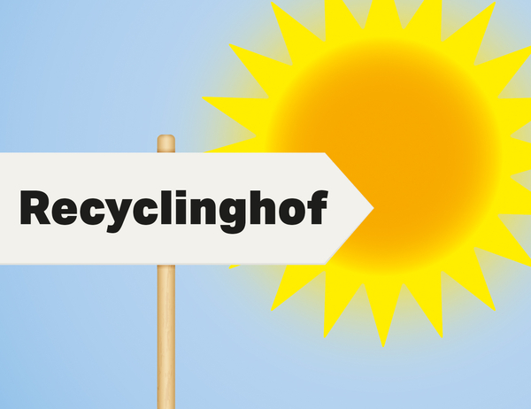 Recyclinghof-Schild vor strahlender Sonne