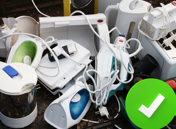 Elektrogeräte mit Kabel, grüner Kreis mit Symbol für Okay