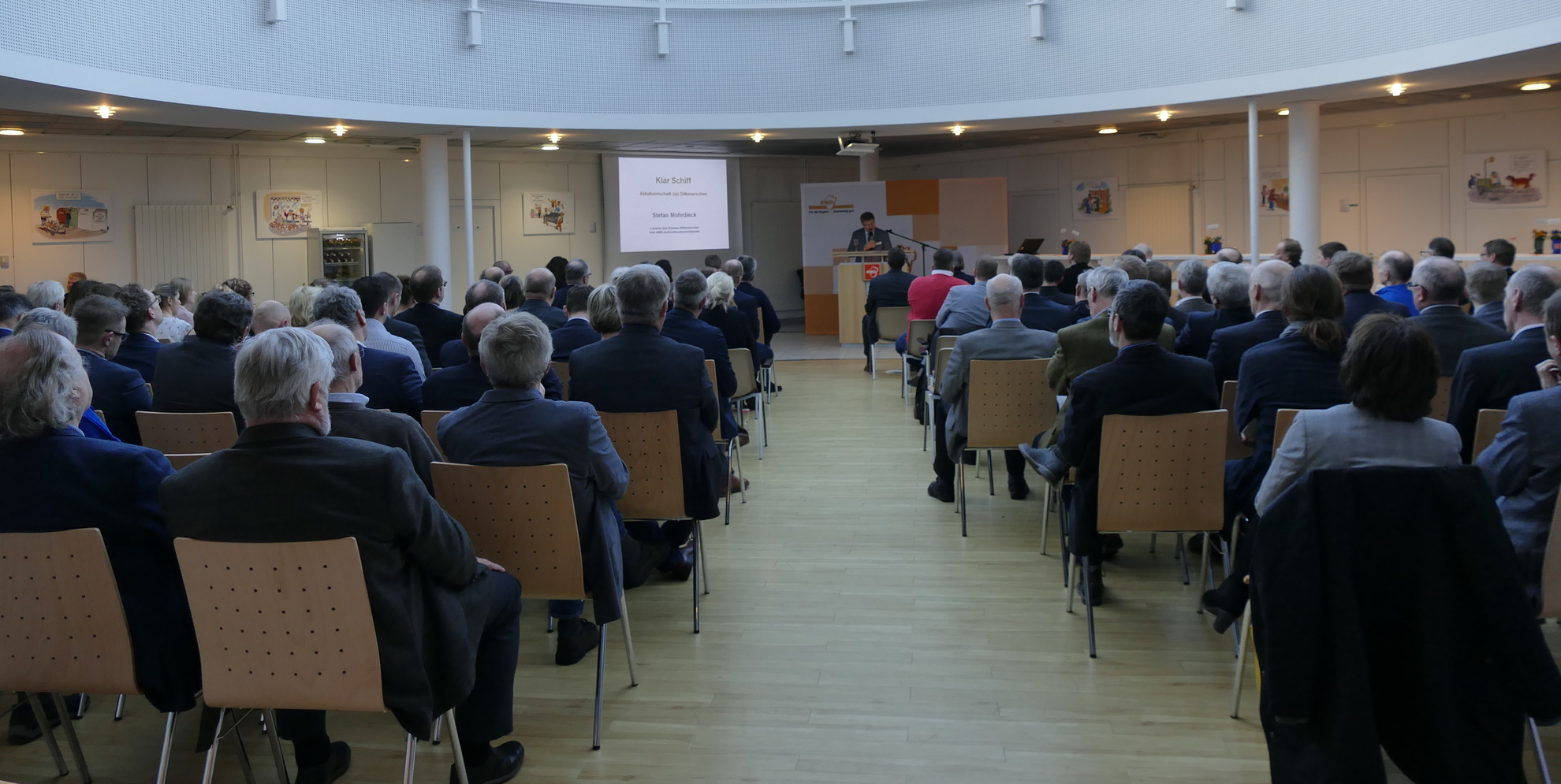 Besucher*innen des Nachhaltigkeitsforums sitzen im Saal und hören dem Vortrag zu.