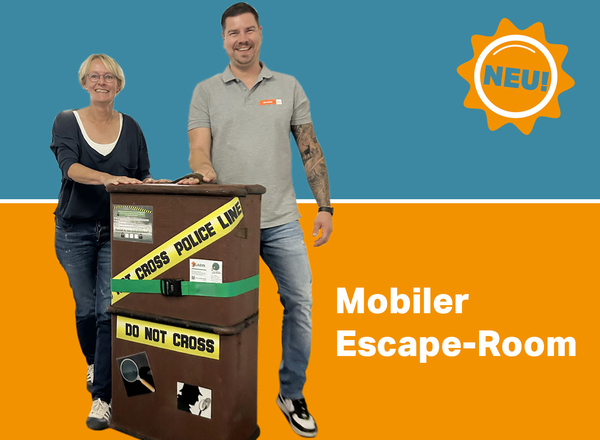 Eine Frau und ein Mann schieben einen Koffer vor sich her, der Aufkleber mit Cross und Secret hat.