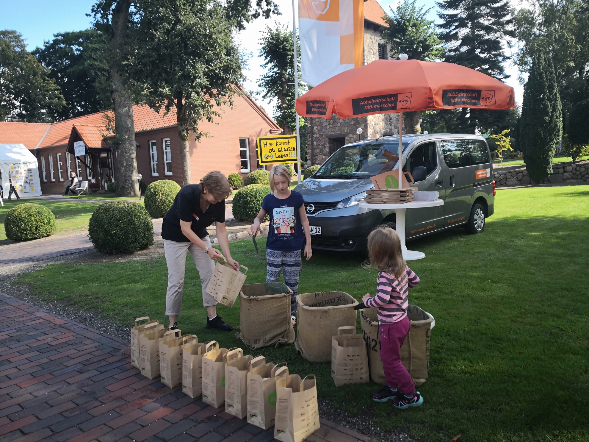 AWD-Stand in Hemmingstedt: Kinder suchen Abfälle im Müllfroiedhof.