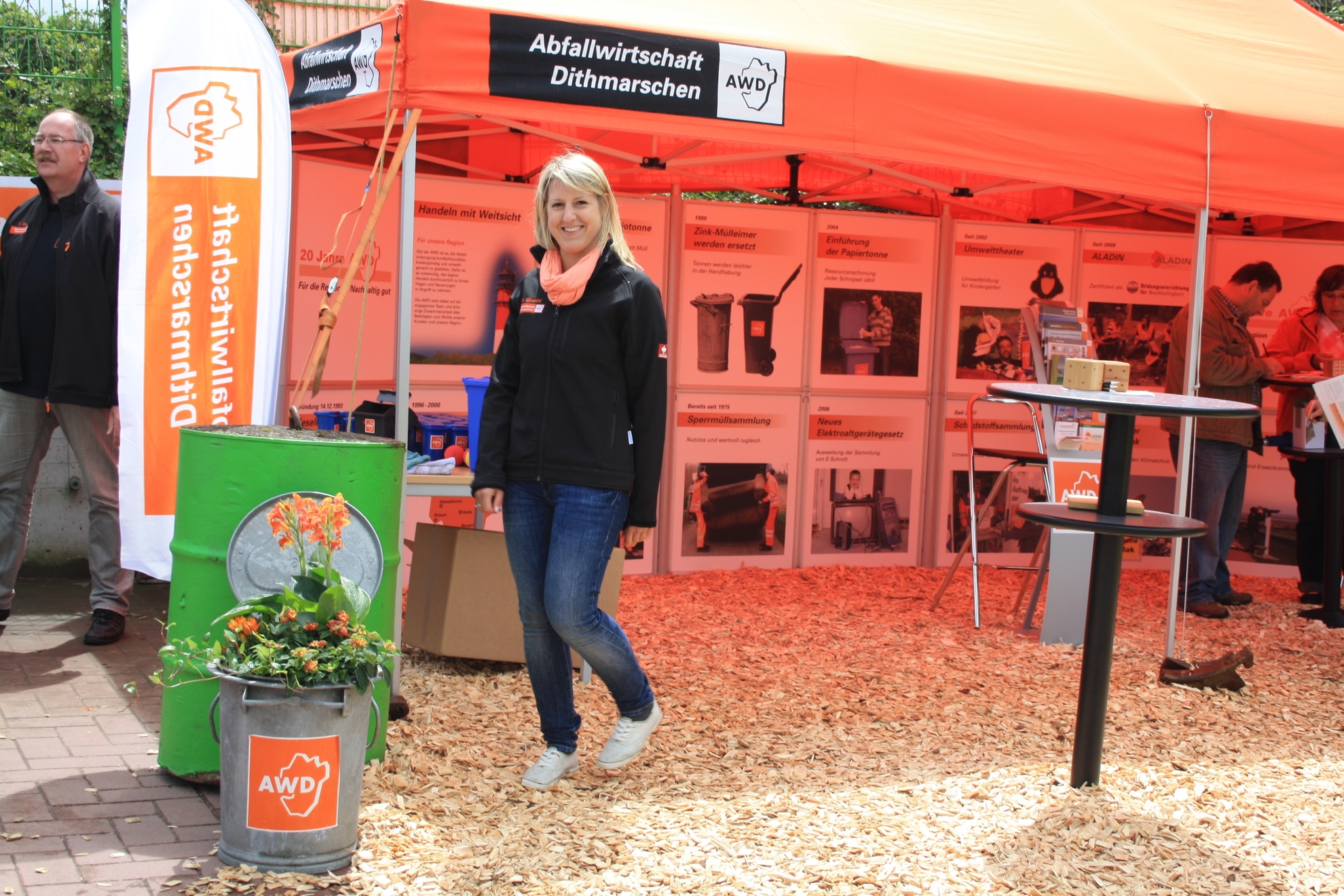 AWD Stand mit Mitarbeiterin im Vordergrund.