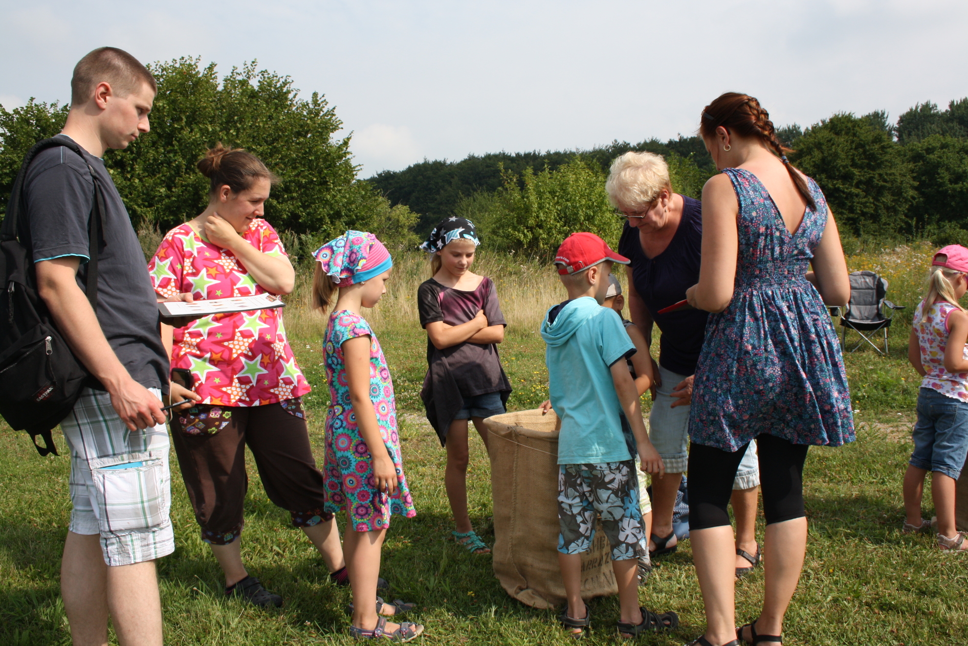 Besucher*innen sind interessiert am AWD Stand und den dortigen Rate-Spielen zum Thema Abfall.