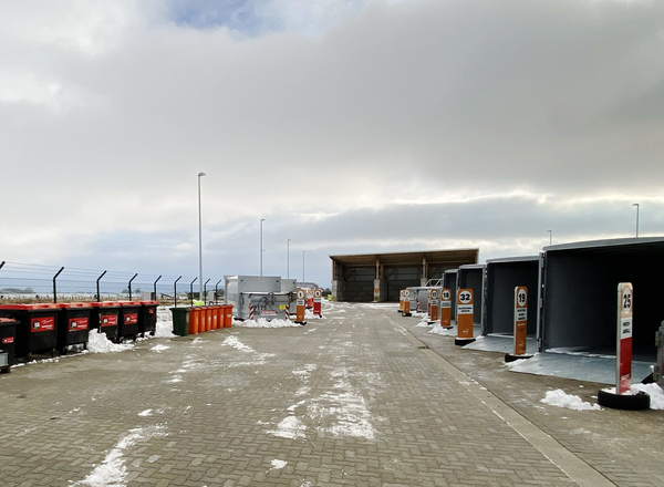 Neu erbauter Recyclinghof als Übersichtsbild mit Containern und Schildern.