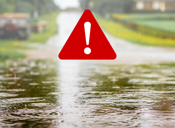 Regenpfütze mit rotem Ausrufezeichen