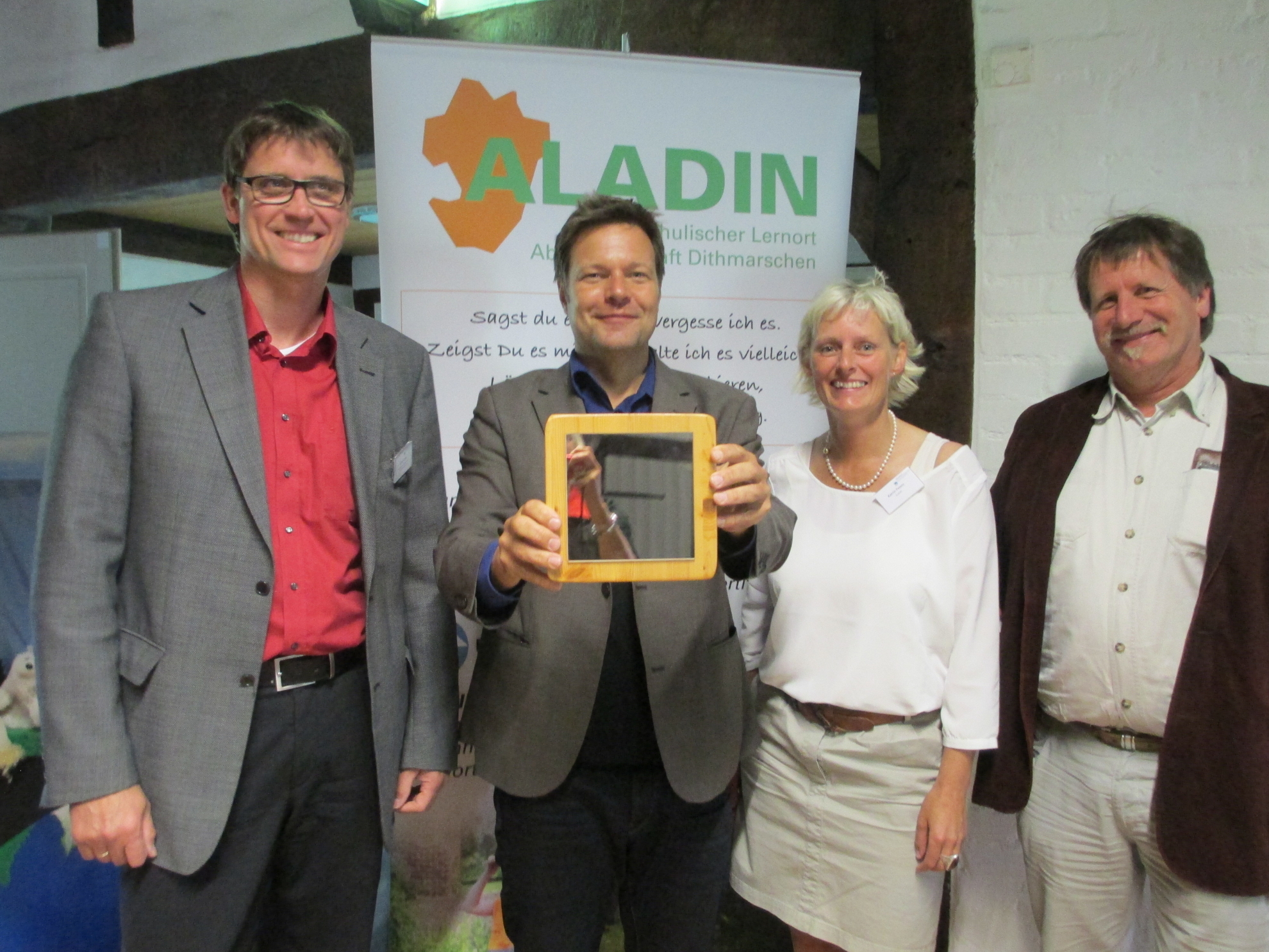 ALADIN wird zertifiziert – Robert Habeck gratuliert dem Team.