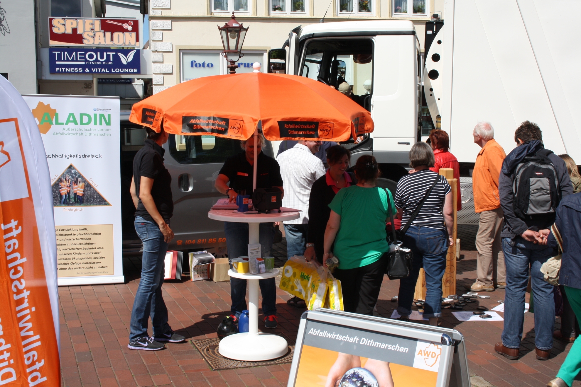 AWD Stand mit vielen Besucher*innen.