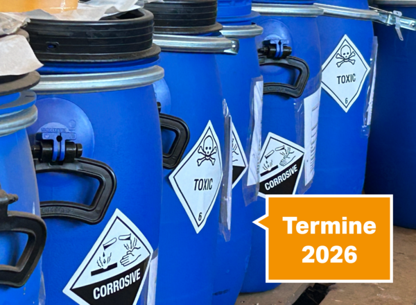 Blaue Fässer für Schadstoffe mit dem Hinweis Termine