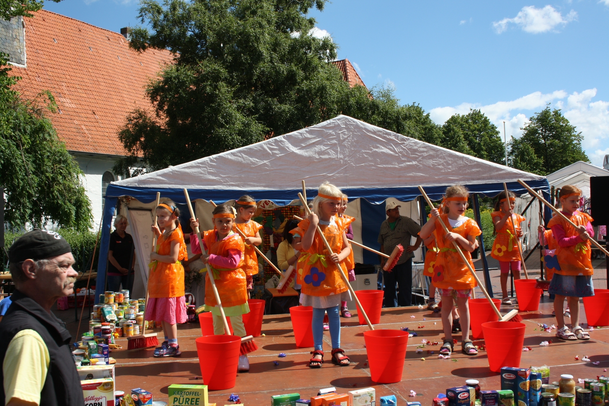 Kinderaufführung beim Markt der Nachhaltigkeit auf einer Bühne.