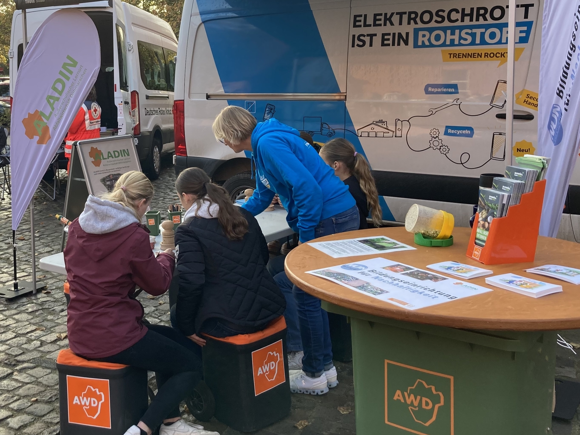 AWD Stand mit Mülltonnen beim Mit-Festival.