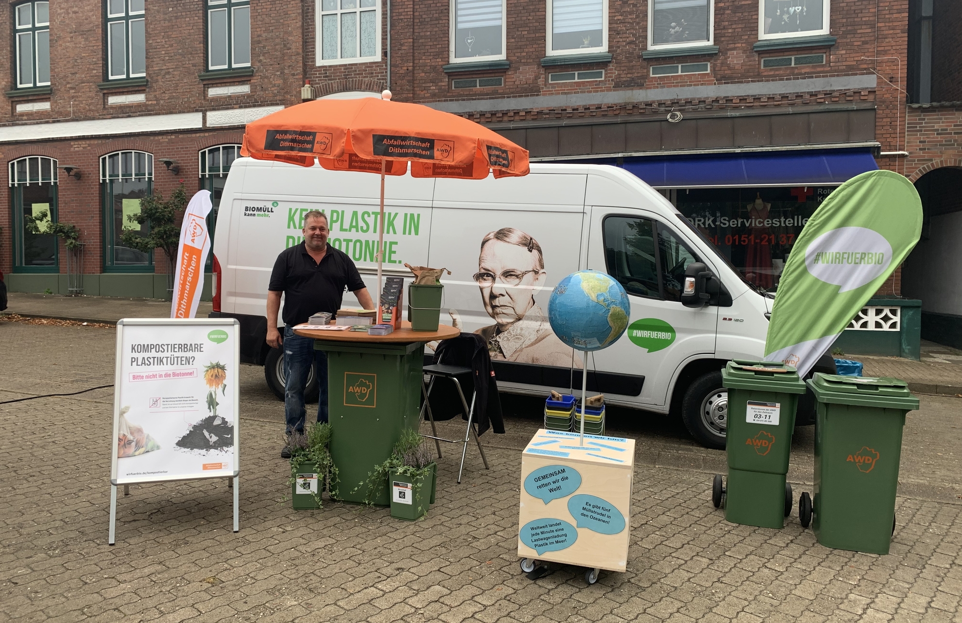AWD-Stand mit Sprinter und Beachflags auf dem Marktplatz in Burg.