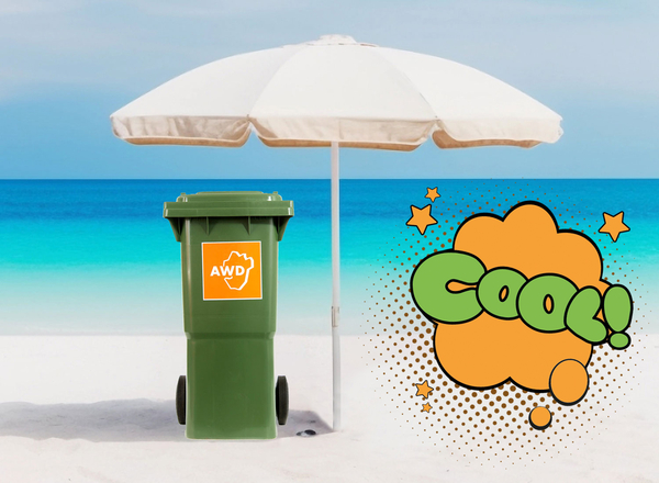 Biotonne am Strand unter einem Sonnenschirm