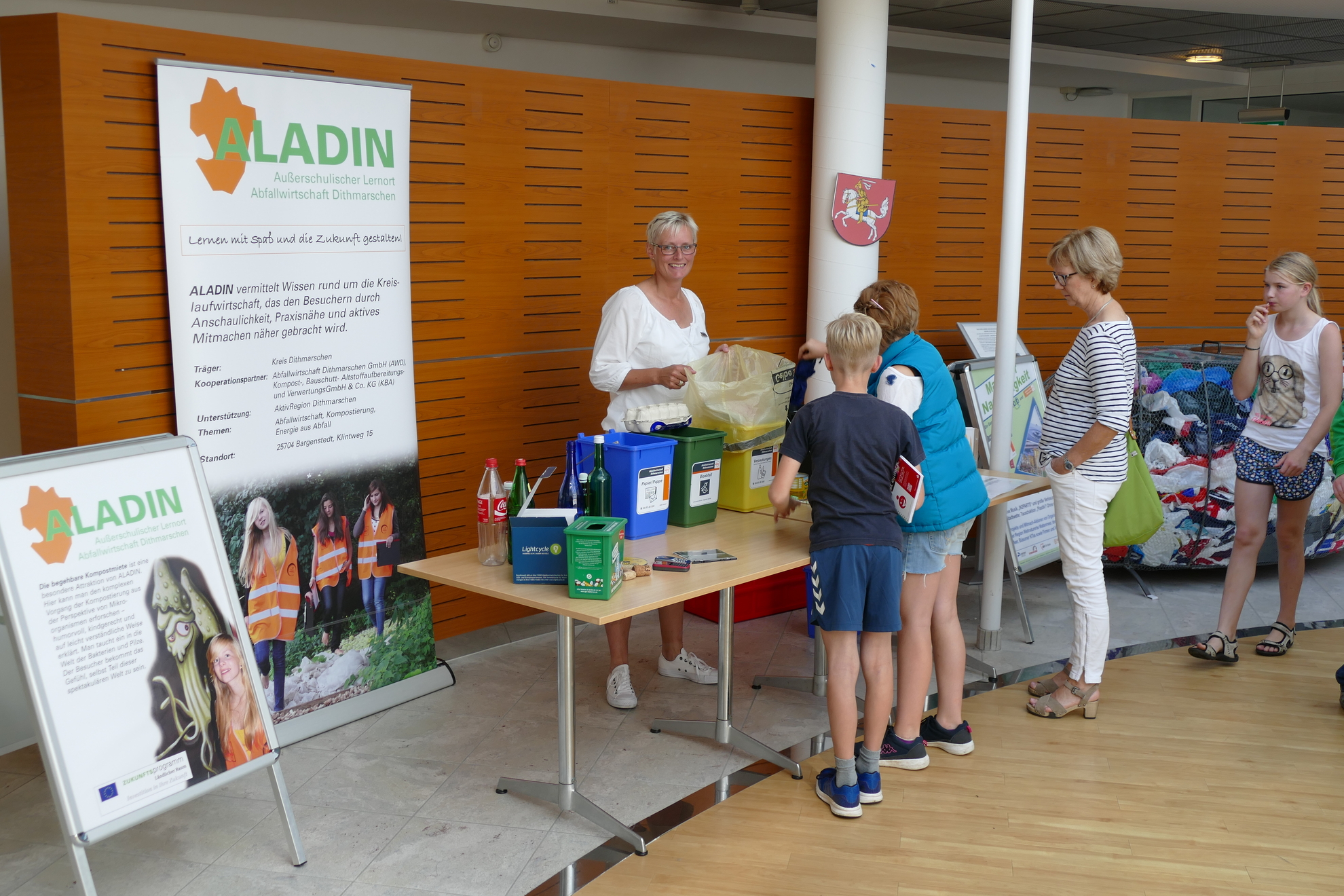 ALADIN Stand in einer Schule wird von Schüler*innen besucht.