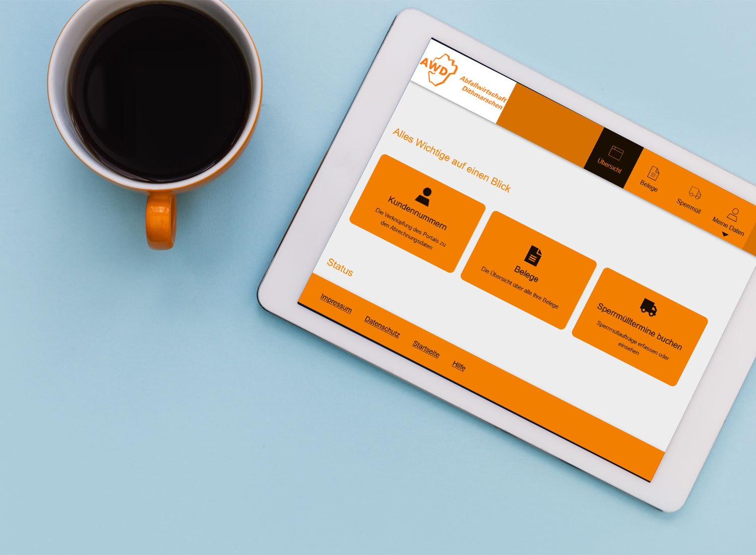 Ansicht Kundenportal auf iPad. Tasse und iPad mit Kundenportal