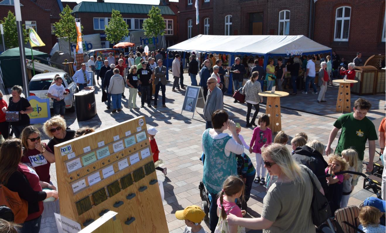 Menschen besuchen den Markt der Nachhaltigkeit.